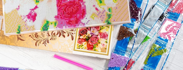 przykłady haftów na tkaninach